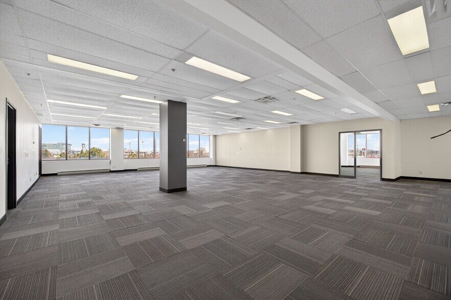 More Photos Of 455 Boul Fénelon, Dorval Medical For Lease