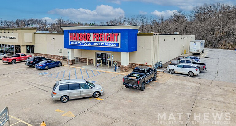 Primary Photo Of 1090 S Neosho Blvd, Neosho General Retail For Sale