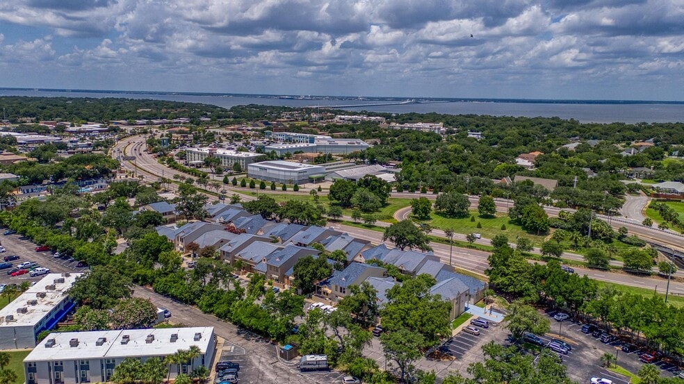 More Photos Of 913 Gulf Breeze Pky, Gulf Breeze General Retail For Sale