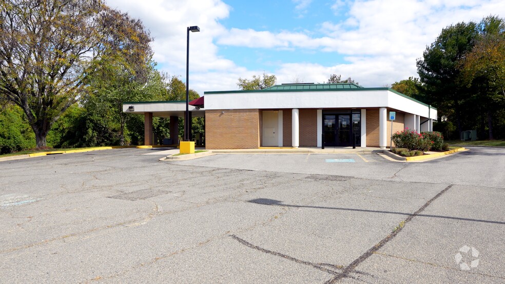 Primary Photo Of 9412 Livingston Rd, Fort Washington Bank For Lease