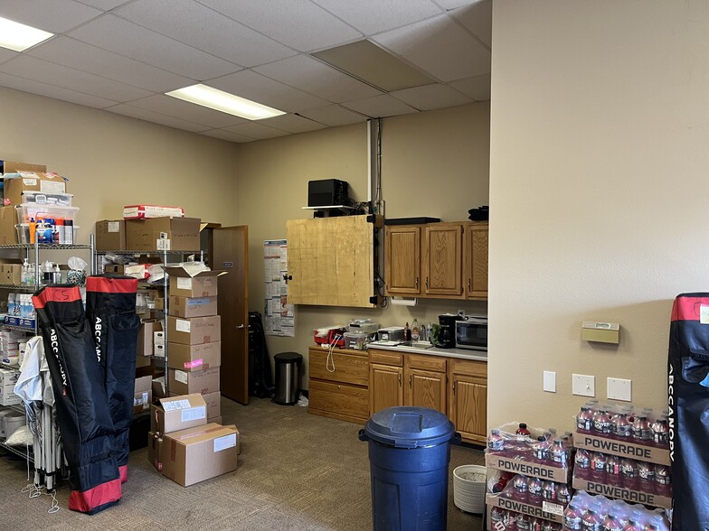More Photos Of 418 N Kellogg St, Kennewick General Retail For Lease