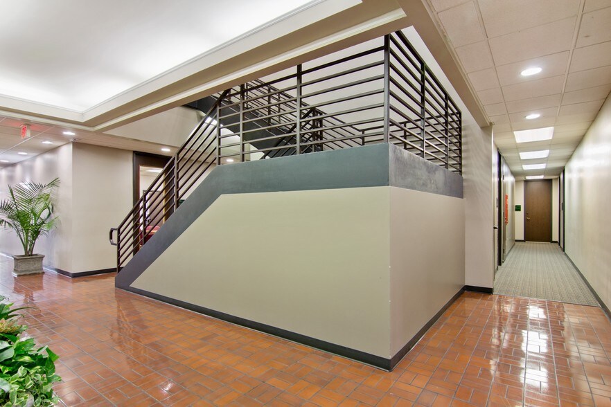 More Photos Of 2020 N Loop Fwy W, Houston Office For Lease