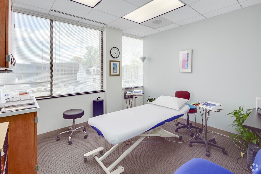 More Photos Of 6829 Elm St, McLean Medical For Lease