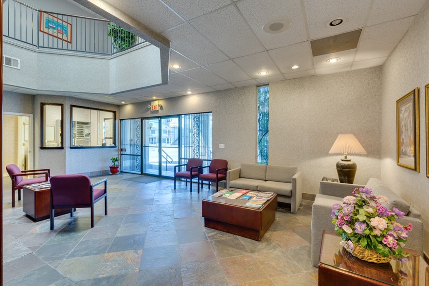 More Photos Of 844 E Sahara Ave, Las Vegas Loft Creative Space For Lease