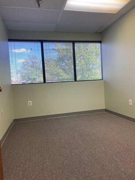 More Photos Of 503 Carlisle Dr, Herndon Flex For Lease