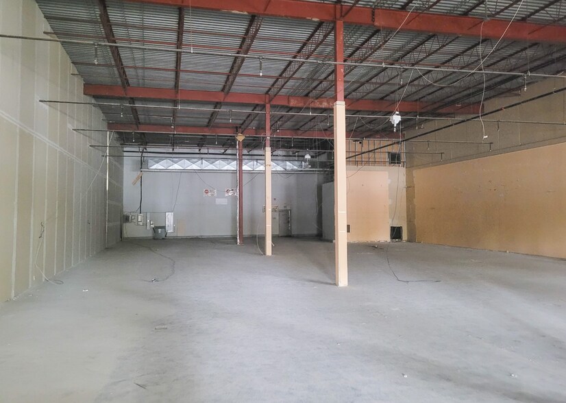 More Photos Of 6253-6261 Des Laurentides Boul, Laval General Retail For Lease