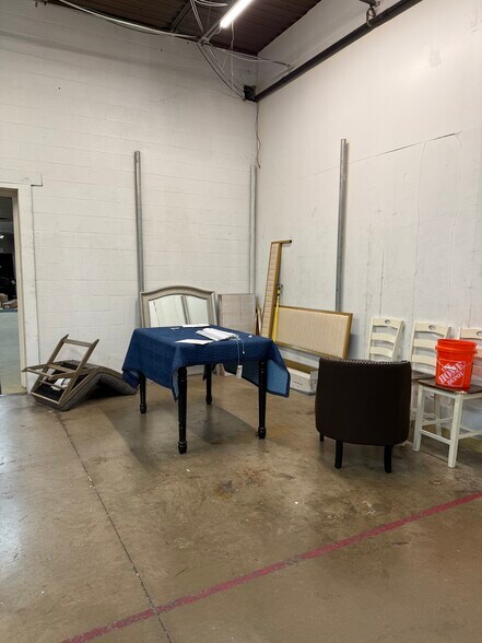 More Photos Of 3910 W Camp Wisdom Rd, Dallas Storefront For Sale