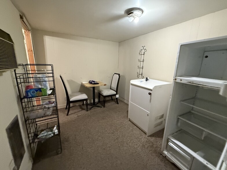 More Photos Of 221 S Poplar St, Elizabethtown General Retail For Lease