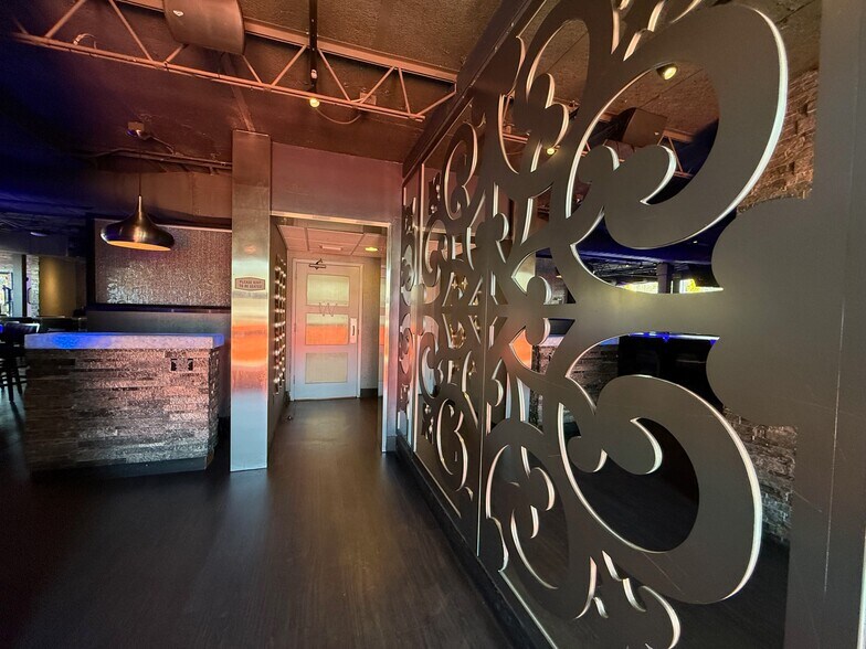More Photos Of 2702 W Kennedy Blvd, Tampa Restaurant For Lease