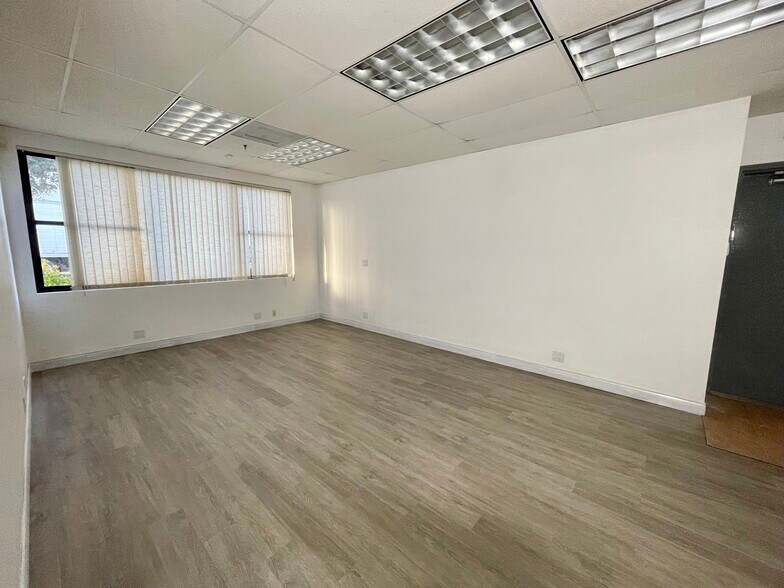 More Photos Of 3 offices, 3 warehouses: 1,200–4,876 SF, Lompoc Warehouse For Lease