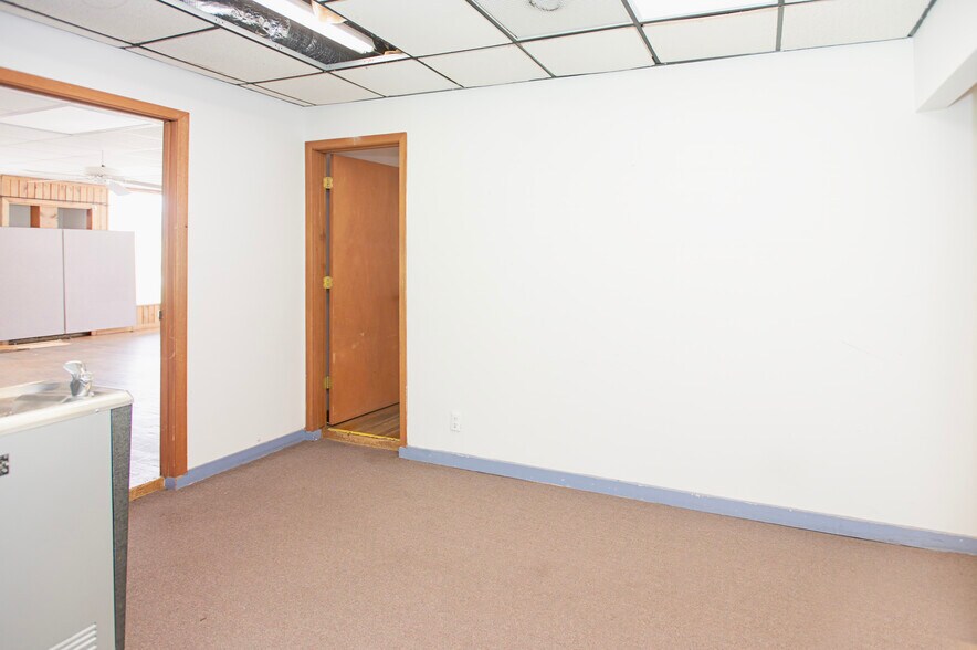 More Photos Of 401 Hillcrest St, Clinton Office For Sale