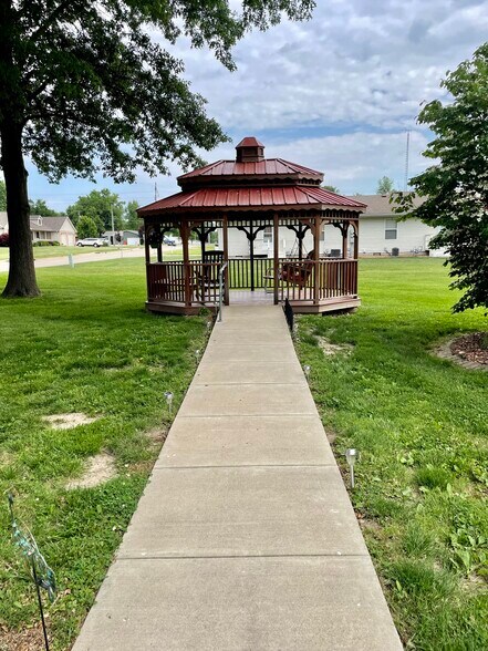 More Photos Of 410 Sunset Dr, Vandalia Apartments For Sale