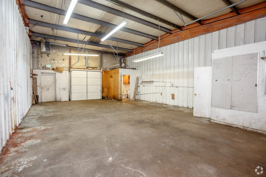 More Photos Of 1790 Jasper St, Aurora Light Manufacturing For Lease