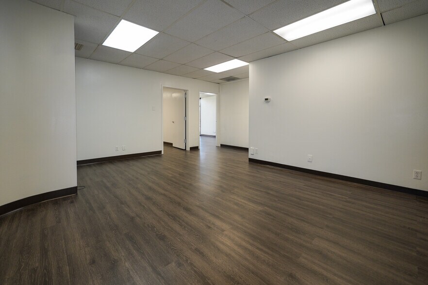 More Photos Of 1425 W Pioneer Dr, Irving Office For Lease
