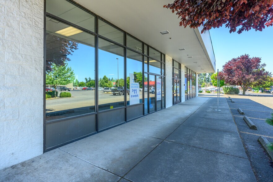 More Photos Of 1580 Mount Hood Ave, Woodburn Department Store For Lease
