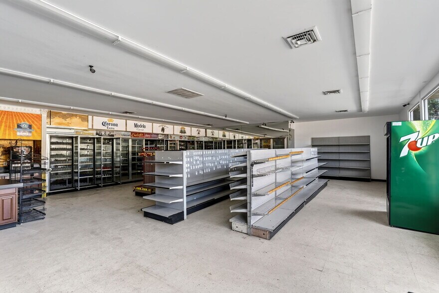 More Photos Of 6130 N State St, Ukiah Convenience Store For Lease