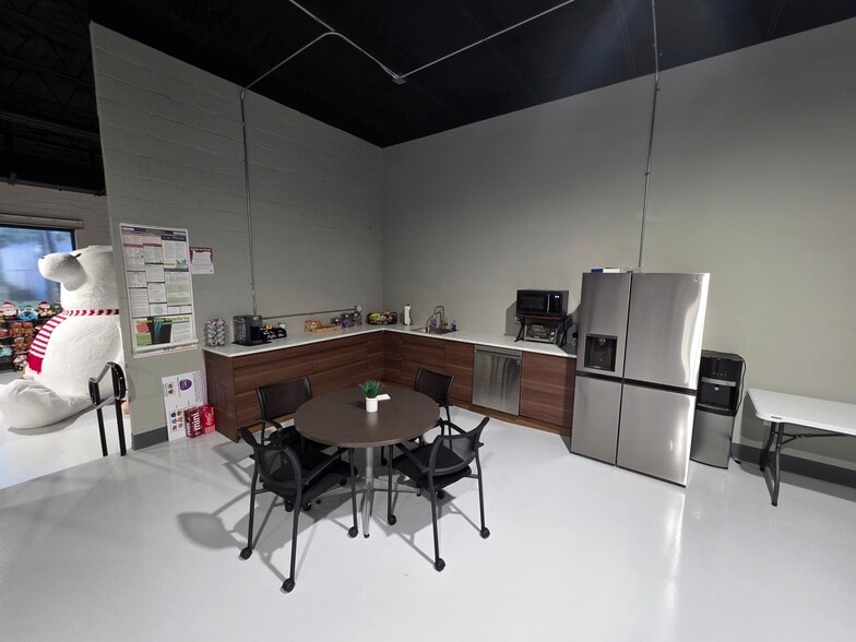More Photos Of 2200 2nd Ave S, Saint Petersburg Flex For Lease