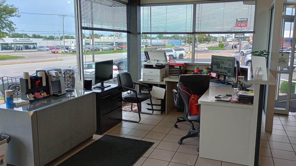 More Photos Of 520 W Kimberly Rd, Davenport Auto Dealership For Lease