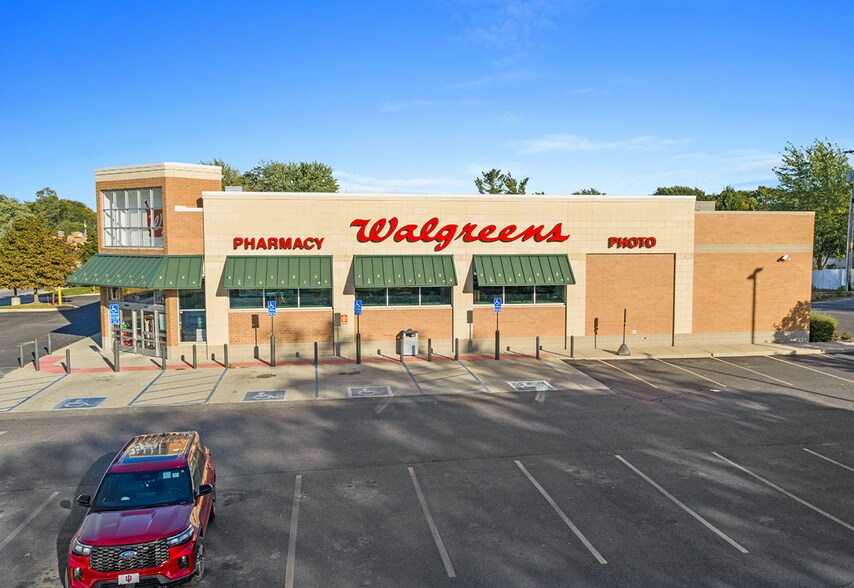 More Photos Of 124 E North St, Kendallville General Retail For Sale