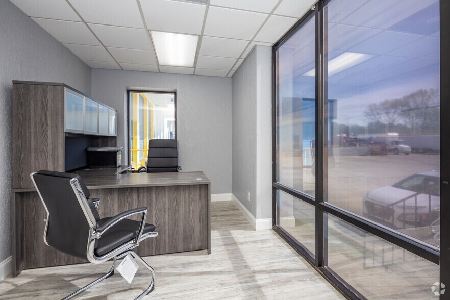 More Photos Of 7004 E Broadway Ave, Tampa Warehouse For Lease