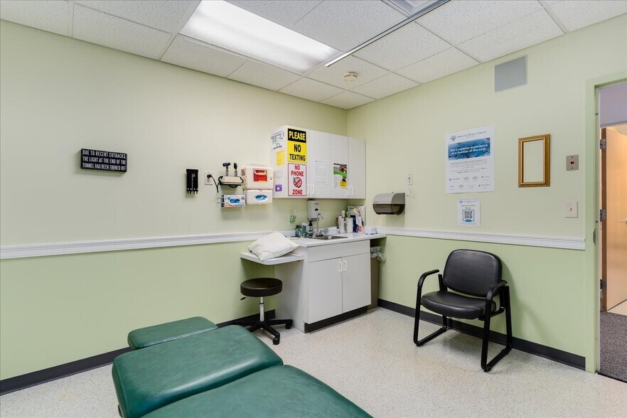 More Photos Of 207 Stage Rd, Hampstead Office For Sale