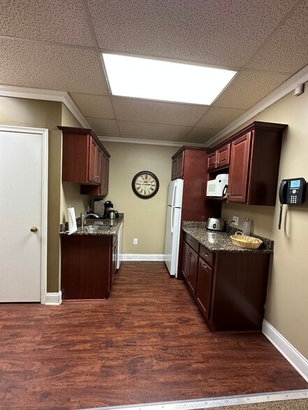 More Photos Of 31886 Northwestern Hwy, Farmington Office For Lease