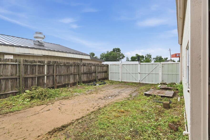 More Photos Of 514 E Will Rogers Blvd, Claremore Office For Sale
