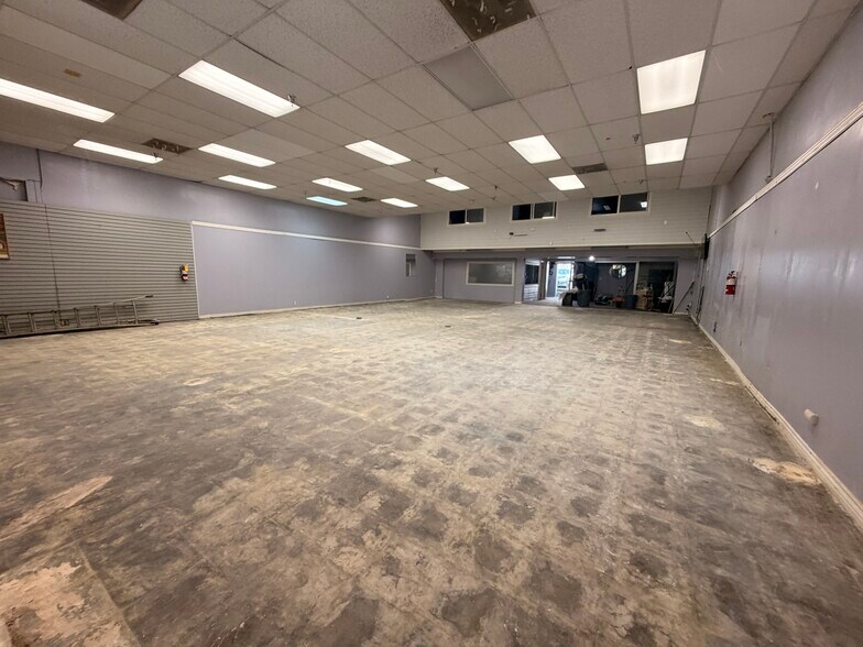 More Photos Of 5645 Hollywood Blvd, Hollywood Storefront For Lease