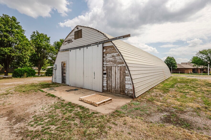 More Photos Of 201 W Silknitter St, Rose Hill Self Storage For Sale