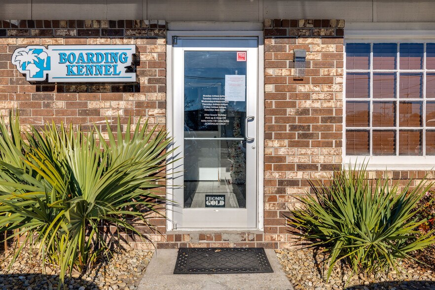 More Photos Of 5617 Dorchester Rd, North Charleston Veterinarian Kennel For Lease