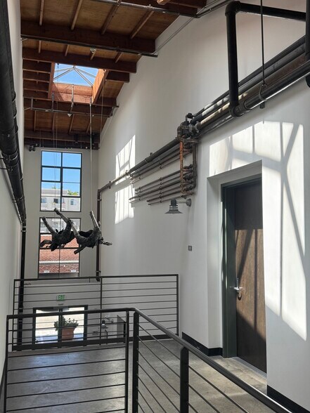More Photos Of 1046 Princeton Dr, Venice Loft Creative Space For Sale