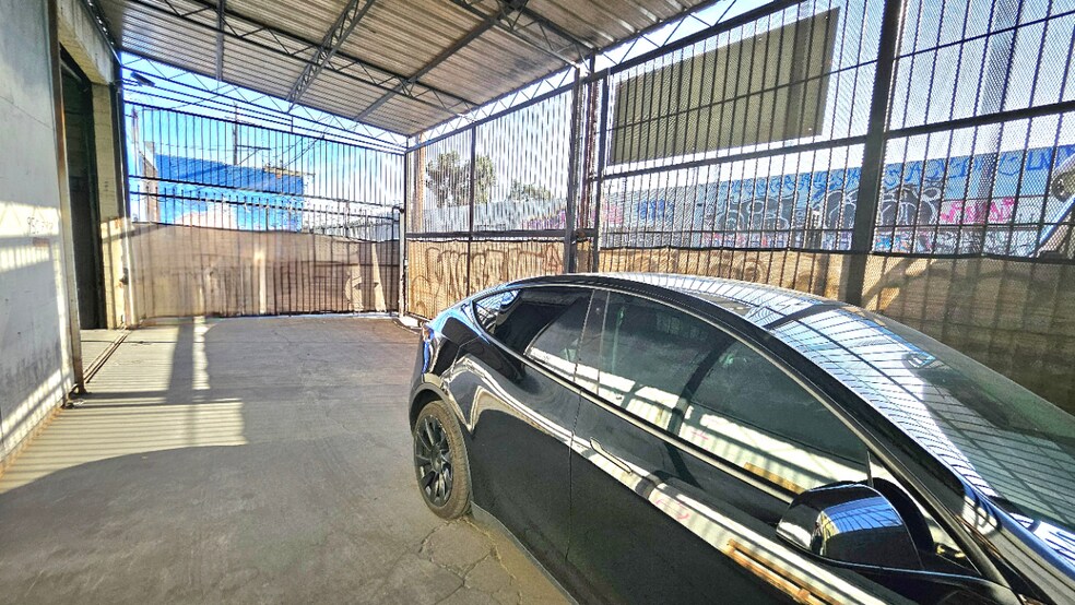 More Photos Of 950 E Pico Blvd, Los Angeles Warehouse For Lease