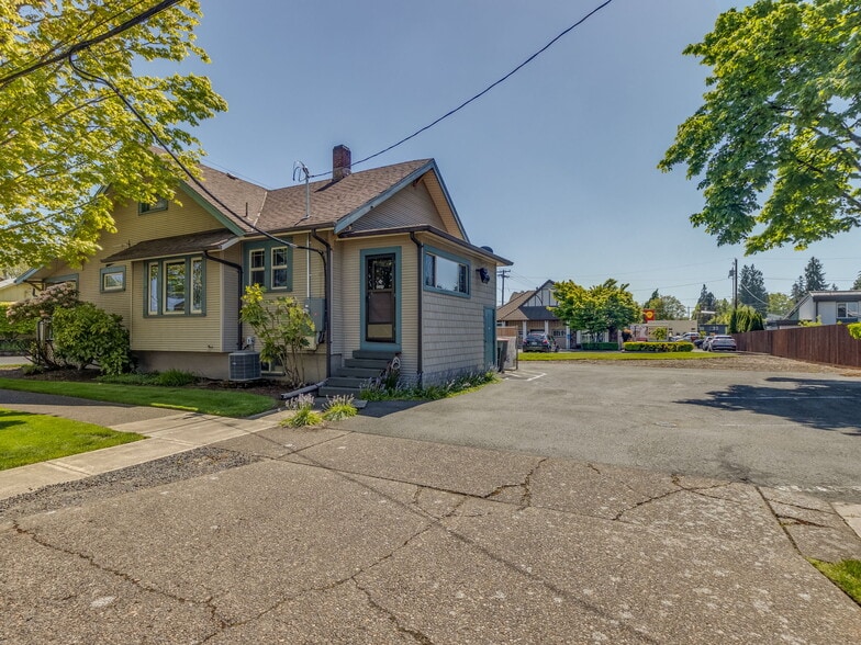 More Photos Of 737 NW Adams St, McMinnville Office For Sale