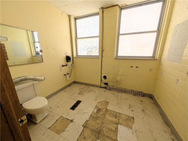 More Photos Of 910 New York St, Humboldt Freestanding For Sale