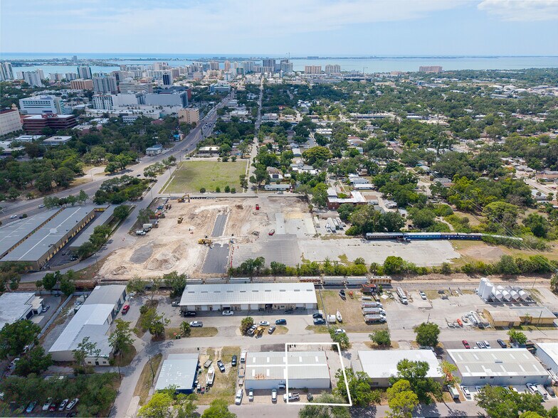 More Photos Of 510 Mango Ave, Sarasota Flex For Lease