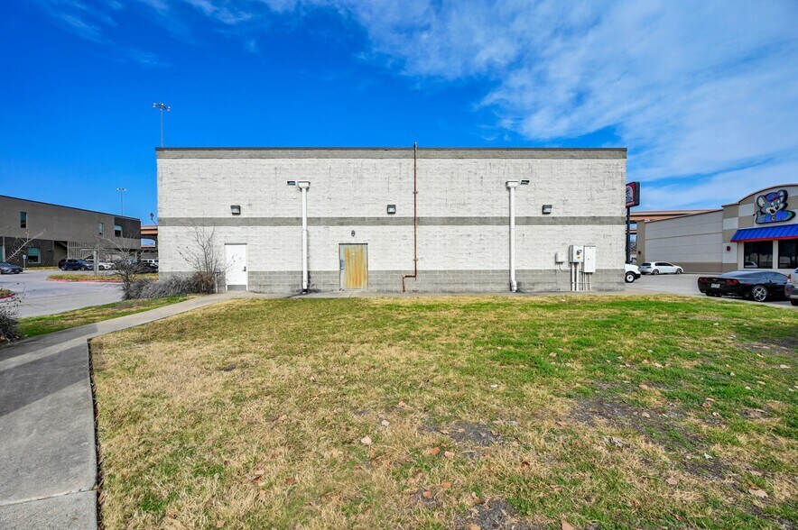 More Photos Of 451 W Louis Henna Blvd, Austin Freestanding For Lease