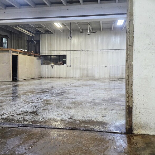 More Photos Of 104 11th St NE, Austin Warehouse For Lease