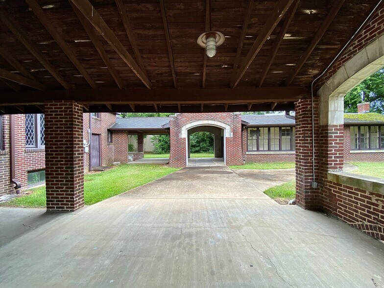 More Photos Of 219 N Broadway St, Tupelo General Retail For Lease