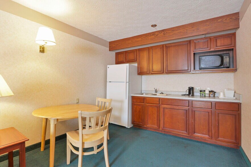 More Photos Of 509 S Wooster Ave, Strasburg Hotel For Sale