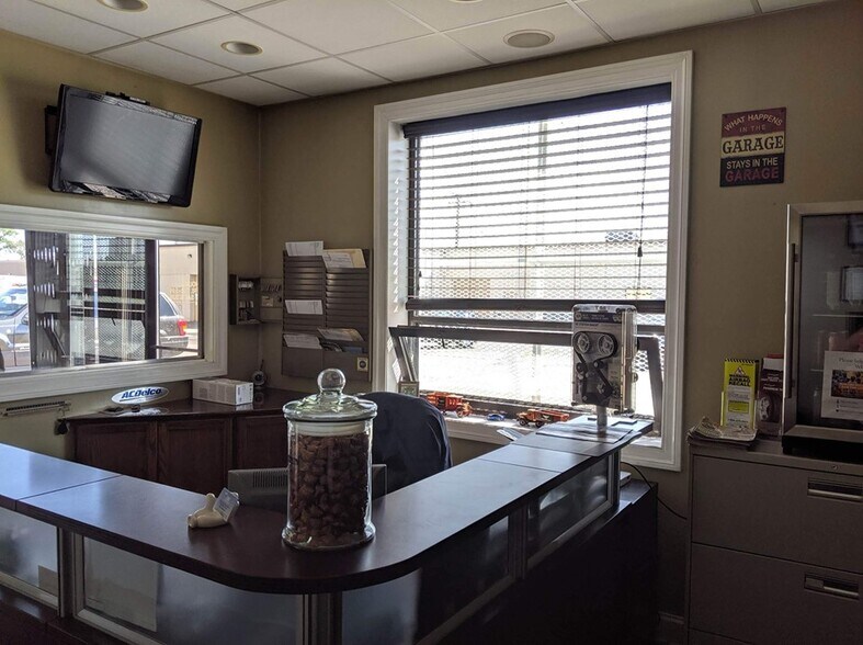 More Photos Of 3880 Industrial Ave, Rolling Meadows Auto Repair For Sale