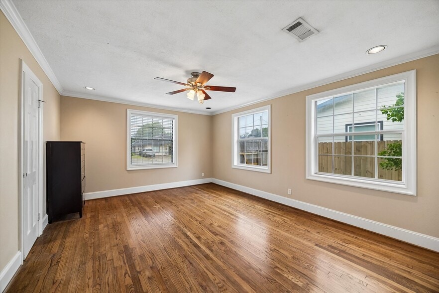 More Photos Of 1330 Des Jardines St, Houston Office Residential For Sale