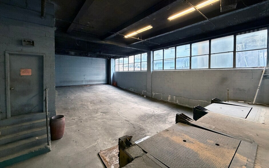 More Photos Of 150 N Macquesten Pky, Mount Vernon Warehouse For Lease