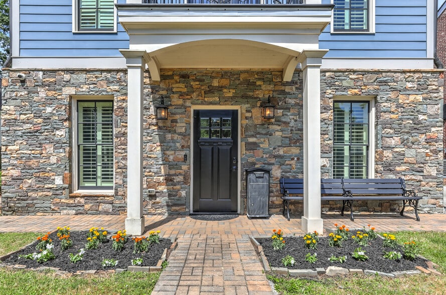 More Photos Of 2972 Lookout Pl NE, Atlanta Office Residential For Sale