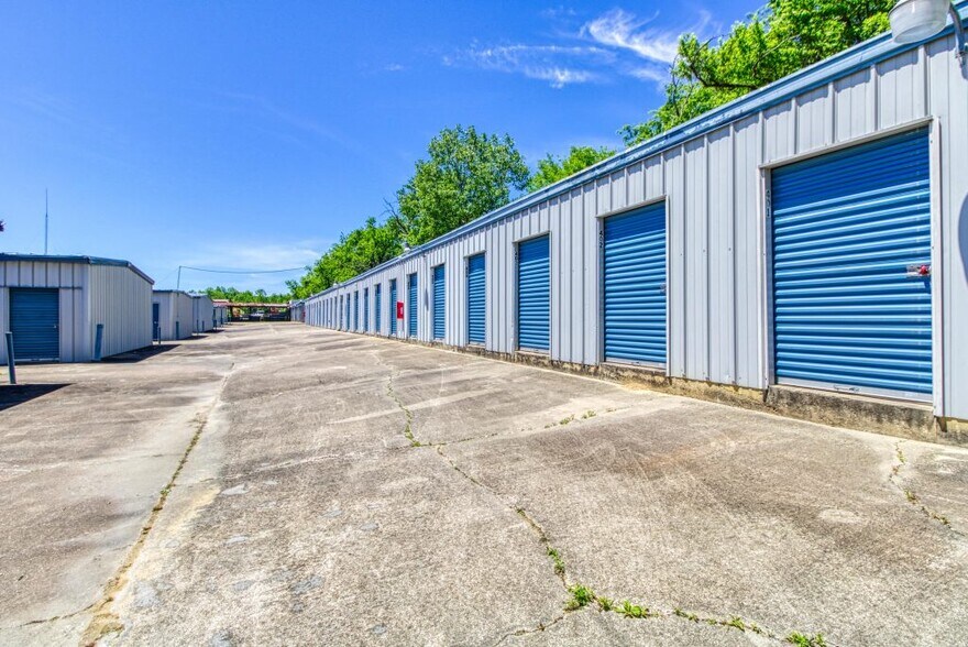 More Photos Of 1112 Singleton Dr, Selma Self Storage For Lease