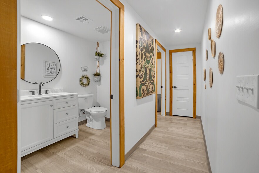 More Photos Of 446724 E 390 Rd, Langley Hotel For Sale