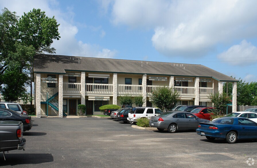 More Photos Of 1825 Fort View Rd, Austin Office For Lease