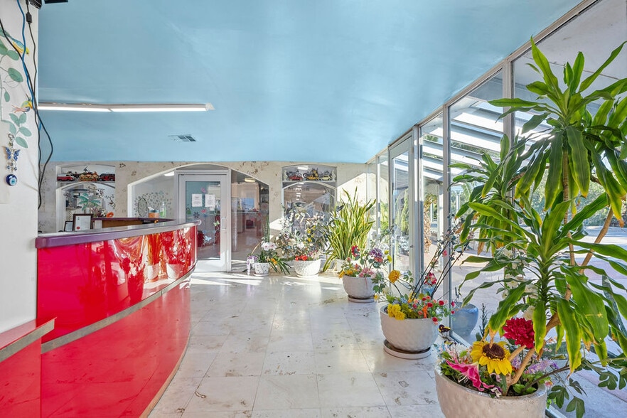 More Photos Of 3722 E Thomas Rd, Phoenix Freestanding For Lease