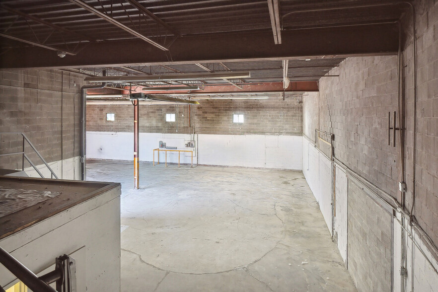 Primary Photo Of 6801 Pl Pascal-Gagnon, Montreal-Nord Warehouse For Lease