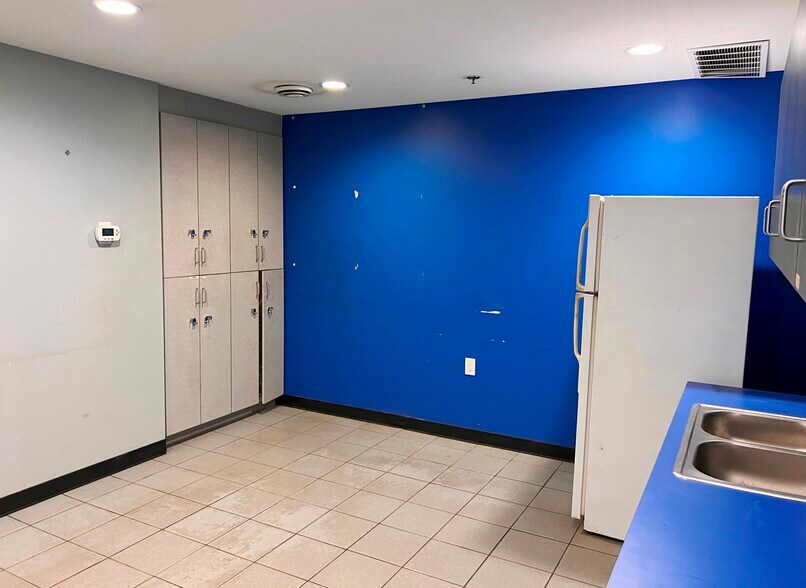 More Photos Of 615 Washington St, Brainerd Auto Repair For Lease