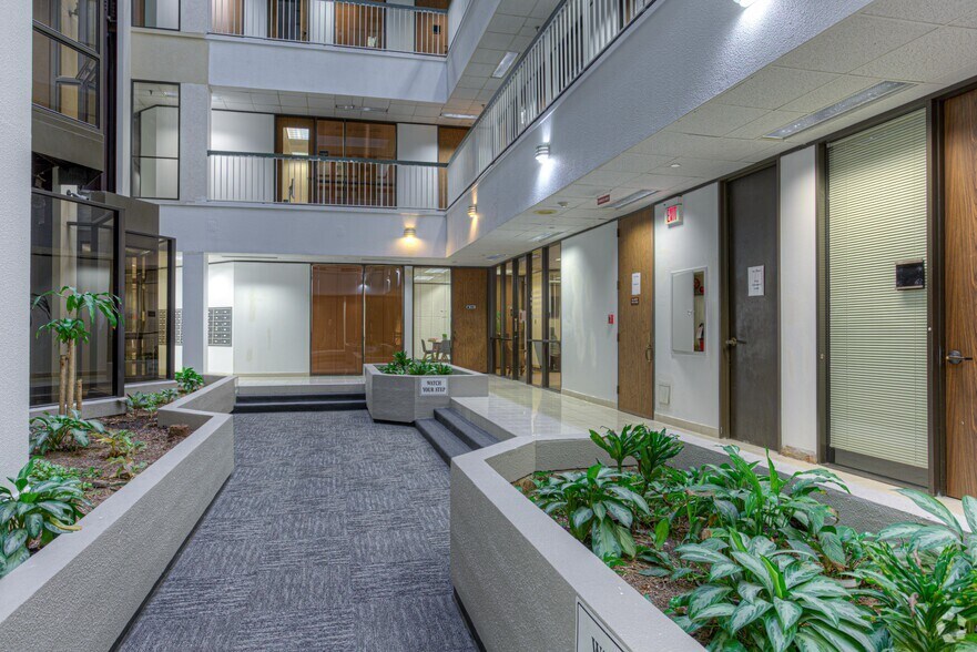 More Photos Of 8313 Southwest Fwy, Houston Unknown For Lease